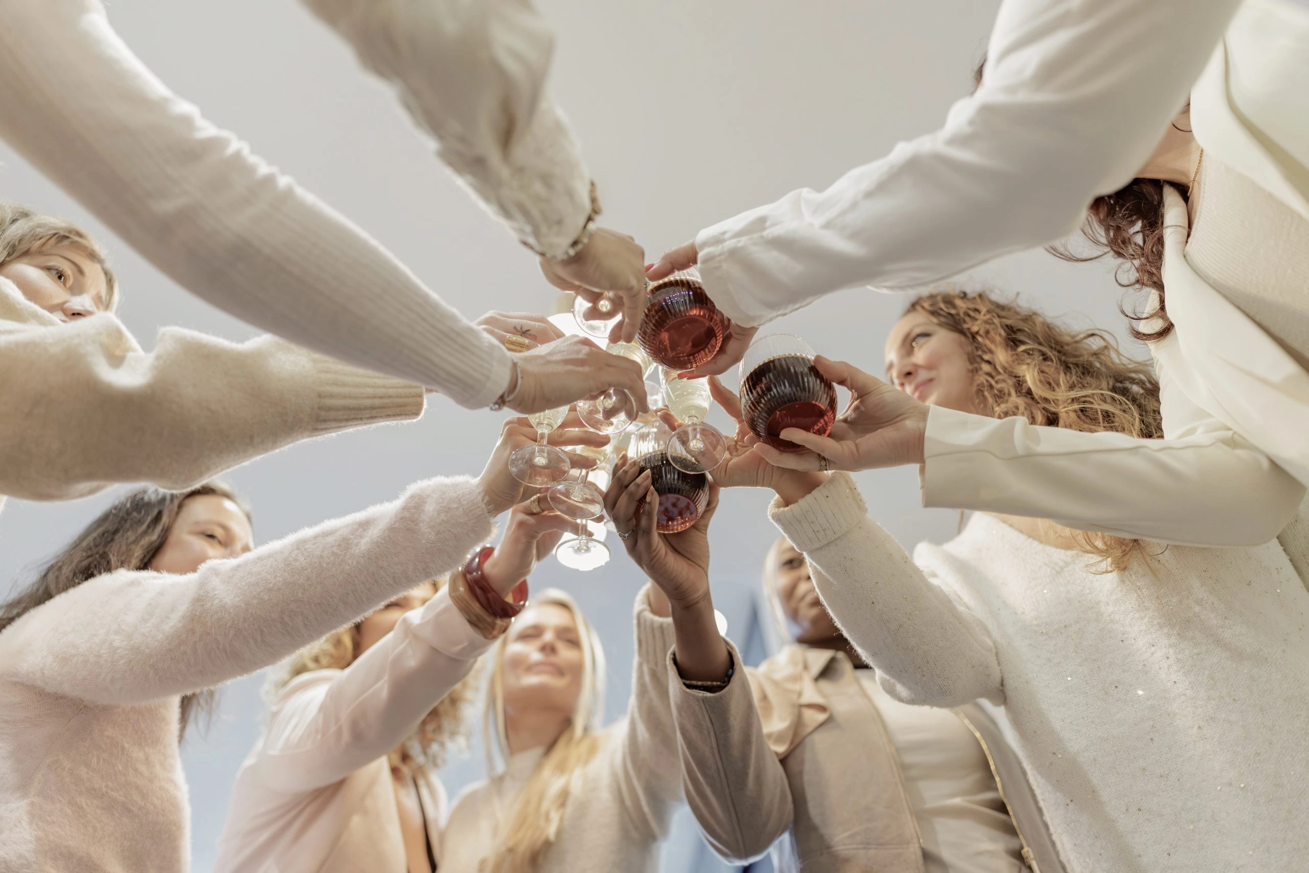 Groupe de femmes formatrices esthétique portant un toast ensemble