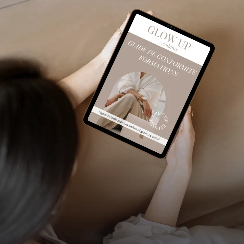 Femme lisant le guide de conformité formations Glow Up Academy sur une tablette