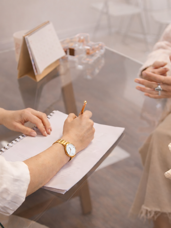 Consultation accompagnement Qualiopi entre formatrice esthétique et experte Glow Up Academy