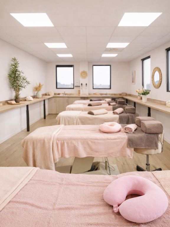 Location salle esthétique professionnelle équipée tables de soins roses Montpellier Glow Up Academy
