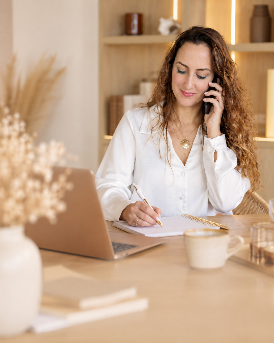 Julisane Chaignon, formatrice et fondatrice de Glow Up Academy, à son bureau